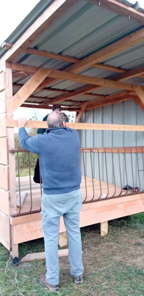 Installation du râtelier par la LPO Meuse
